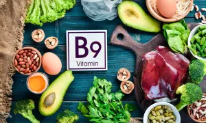 Vitamine B9 (acide folique) : bienfait pour la santé. Avocats, épinards, brocolis, foie, œufs, noix, haricots, persil, graines de citrouille.