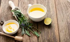 Remède de grand-mère pour nez bouché : tisane aux herbes, miel et citron.