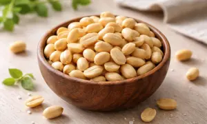 Un bol de cacahuètes, un aliment sain qui peut aider à gérer le cholestérol.