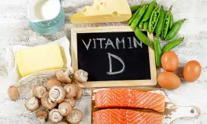 Assiette de saumon, œufs, champignons, pois, fromage, beurre et lait, tous des aliments riches en vitamine D.
