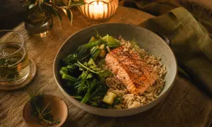 Un dîner léger pour une bonne digestion : saumon grillé, riz complet et légumes verts. Une tisane apaisante complète ce repas sain.