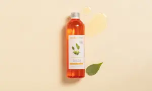 Flacon d'huile de jojoba Aroma-Zone. Aucune mention de danger, juste une huile protectrice et équilibrante.