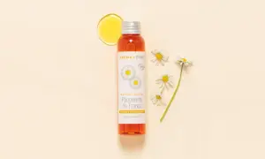 Flacon d'huile de pâquerette Aroma-Zone, avec des pâquerettes. Attention, huile de pâquerette danger potentiel pour certaines peaux.