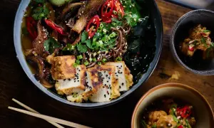 Bol de nouilles soba avec tofu frit, champignons, algues et piment. Un plat savoureux, riche en choline aliment.