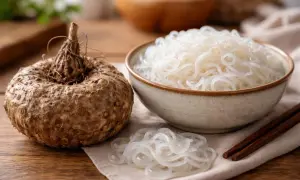 Racine de konjac et nouilles translucides. Le konjac est interdit en France, mais ces nouilles sont populaires ailleurs.