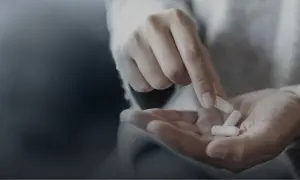 Une main tient des gélules. Quand prendre magnésium ? Le moment idéal dépend de vos besoins.