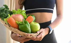 Panier de fruits et légumes frais, pour une alimentation saine et éviter le foie fatigué.