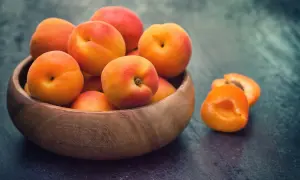 Un bol de fruits orangés, des abricots frais, parfaits pour lutter contre la constipation.