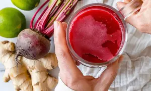 Jus de betterave, gingembre et citron vert, une boisson naturelle pour soutenir les reins.