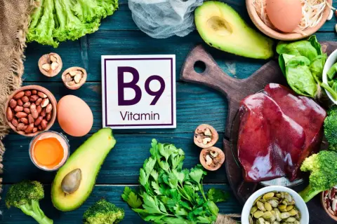 Vitamine B9 (acide folique) : bienfait pour la santé. Avocats, épinards, brocolis, foie, œufs, noix, haricots, persil, graines de citrouille.