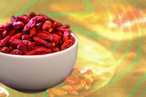 Un bol de baies de goji rouges séchées, symbolisant les nombreux baie de goji bienfaits pour la santé.