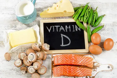 Assiette de saumon, œufs, champignons, pois, fromage, beurre et lait, tous des aliments riches en vitamine D.
