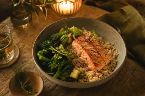 Un dîner léger pour une bonne digestion : saumon grillé, riz complet et légumes verts. Une tisane apaisante complète ce repas sain.