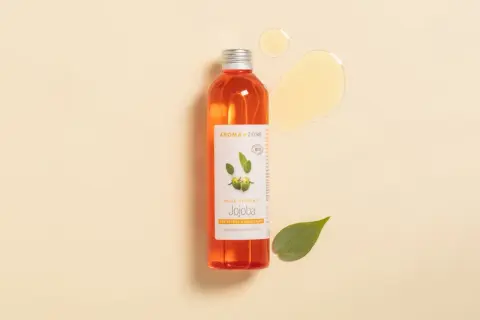 Flacon d'huile de jojoba Aroma-Zone. Aucune mention de danger, juste une huile protectrice et équilibrante.
