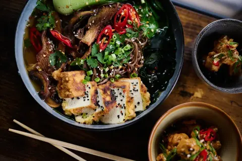 Bol de nouilles soba avec tofu frit, champignons, algues et piment. Un plat savoureux, riche en choline aliment.