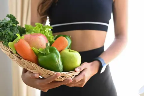 Panier de fruits et légumes frais, pour une alimentation saine et éviter le foie fatigué.
