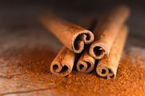 Bâtonnets de cannelle de Ceylan, saupoudrés de poudre. Attention aux dangers de la cannelle de Ceylan si consommée en excès.