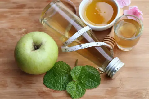 Pomme verte, miel, menthe et vinaigre de cidre : des ingrédients naturels pour comment soigner les nerfs.
