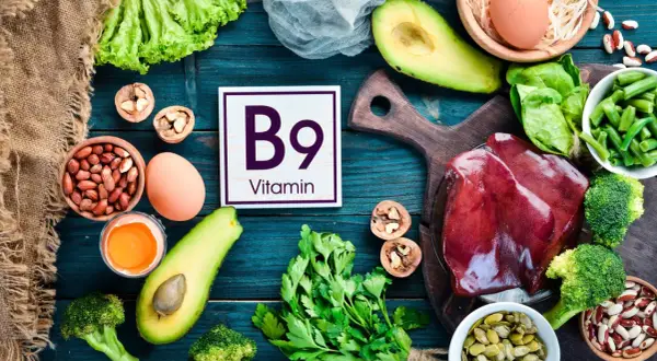 Vitamine B9 (acide folique) : bienfait pour la santé. Avocats, épinards, brocolis, foie, œufs, noix, haricots, persil, graines de citrouille.