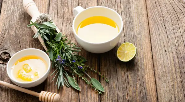 Remède de grand-mère pour nez bouché : tisane aux herbes, miel et citron.
