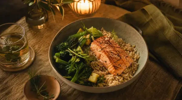 Un dîner léger pour une bonne digestion : saumon grillé, riz complet et légumes verts. Une tisane apaisante complète ce repas sain.