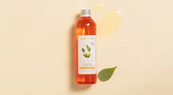 Flacon d'huile de jojoba Aroma-Zone. Aucune mention de danger, juste une huile protectrice et équilibrante.