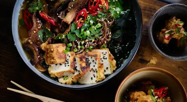 Bol de nouilles soba avec tofu frit, champignons, algues et piment. Un plat savoureux, riche en choline aliment.