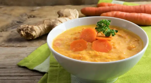 Soupe de carottes et gingembre. Attention, un aliment qui donne la diarrhée si consommé en excès !