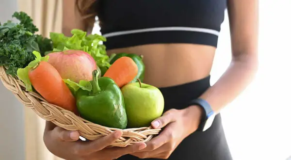 Panier de fruits et légumes frais, pour une alimentation saine et éviter le foie fatigué.