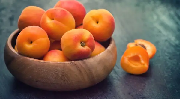 Un bol de fruits orangés, des abricots frais, parfaits pour lutter contre la constipation.