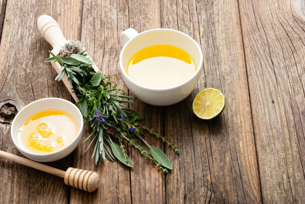 Remède de grand-mère pour nez bouché : tisane aux herbes, miel et citron.