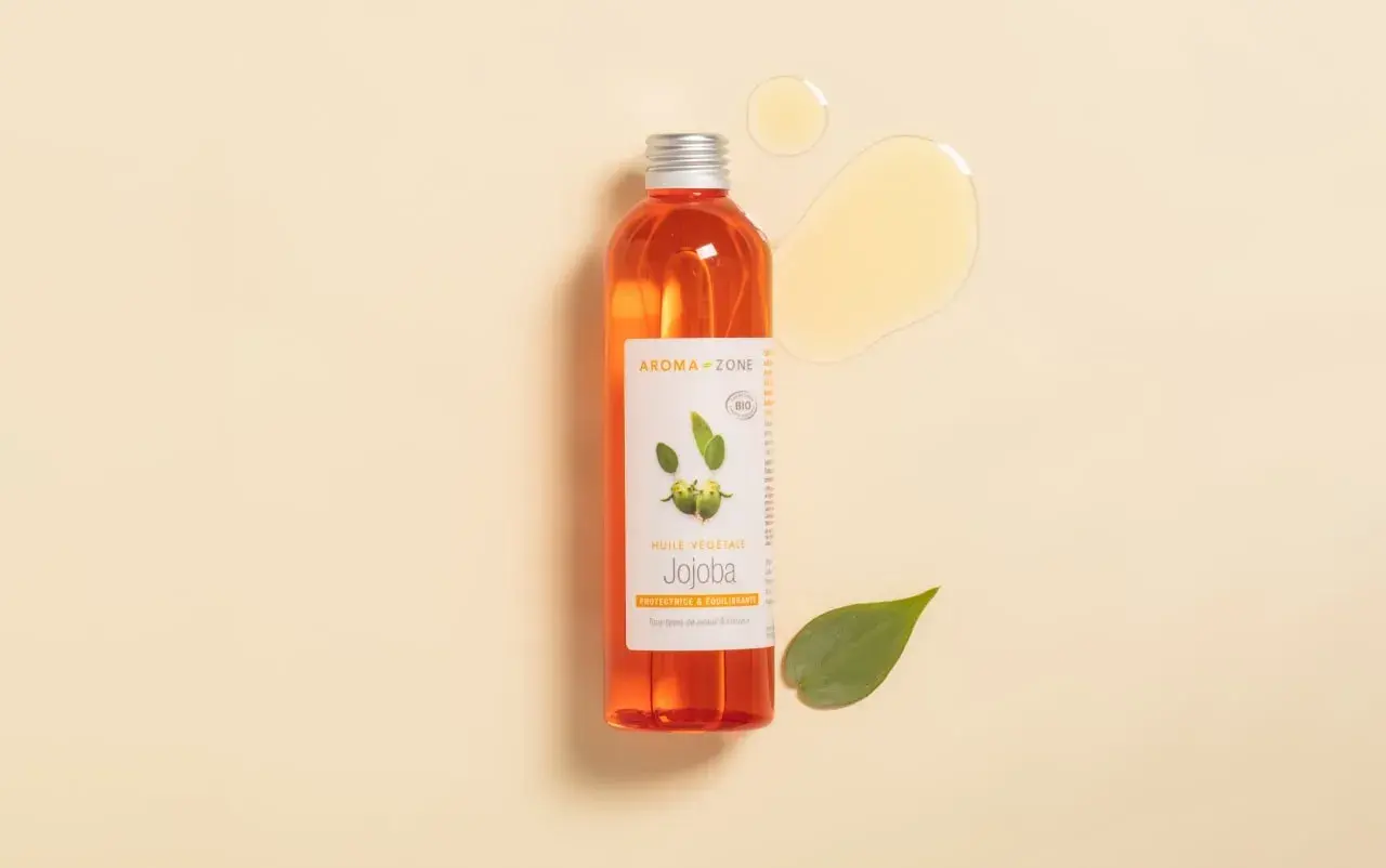 Flacon d'huile de jojoba Aroma-Zone. Aucune mention de danger, juste une huile protectrice et équilibrante.
