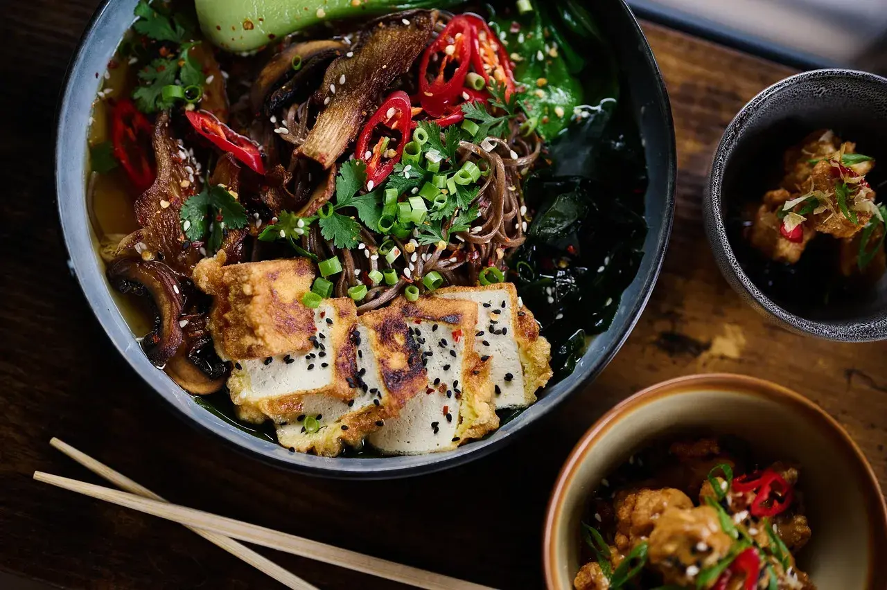 Bol de nouilles soba avec tofu frit, champignons, algues et piment. Un plat savoureux, riche en choline aliment.