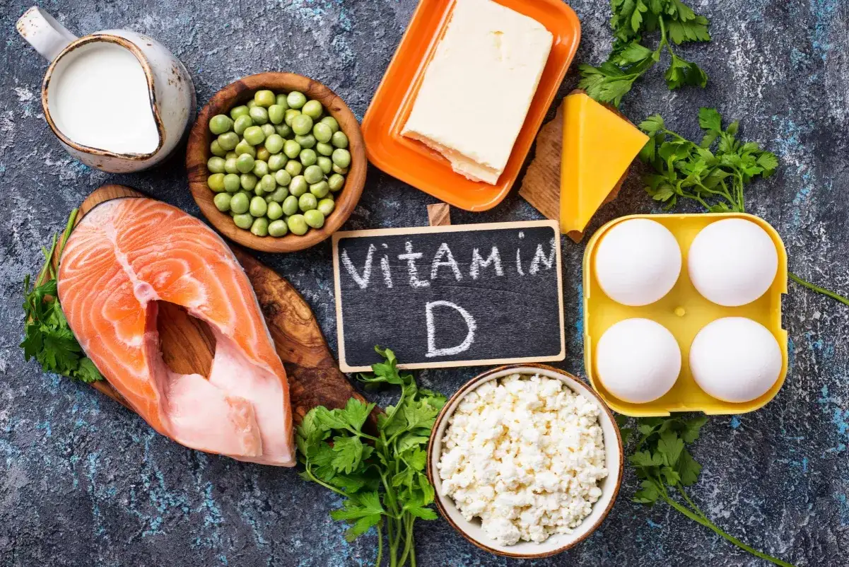 Saumon, œufs, produits laitiers, pois et beurre : des aliments riches en calcium et vitamine D3 pour des bienfaits sur la santé.