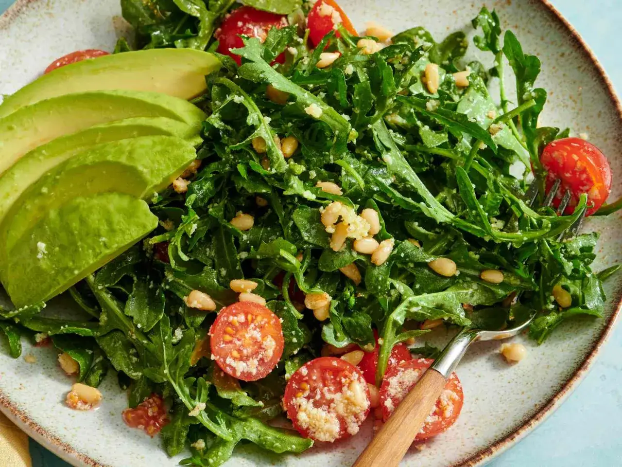 Salade de roquette, tomates cerises, pignons et avocat. Une recette savoureuse pour profiter des roquette bienfaits.