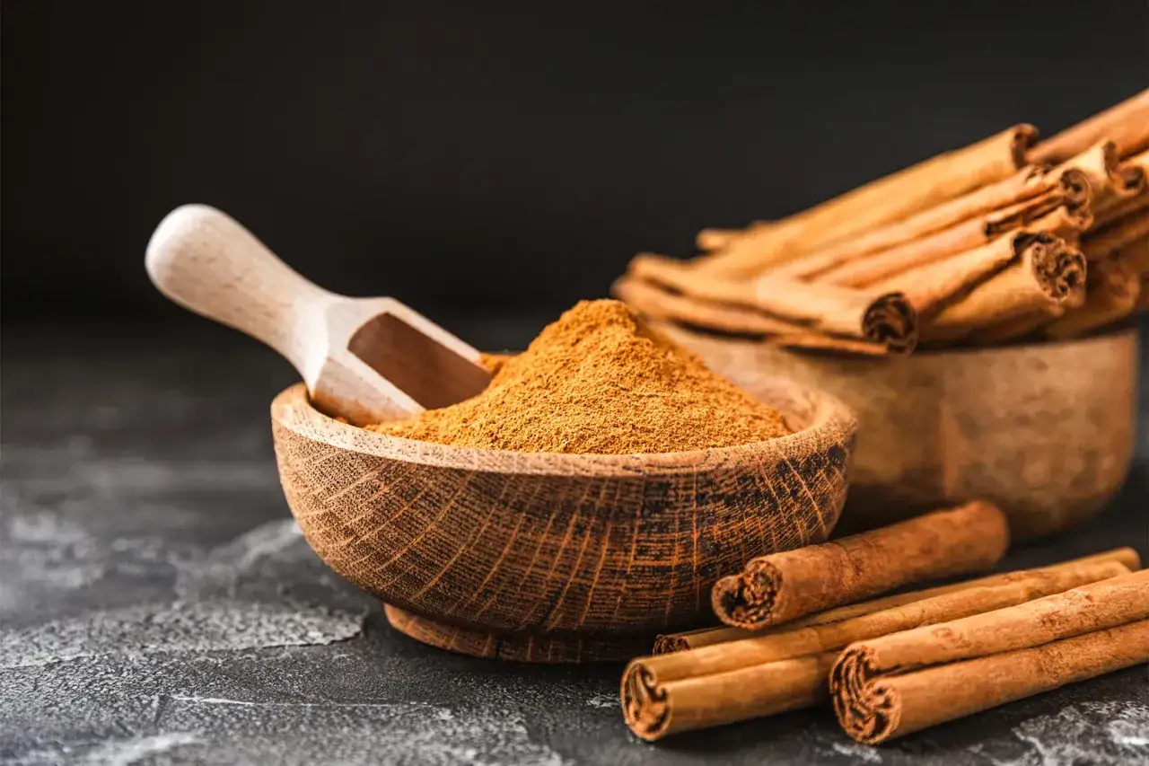 Cannelle de Ceylan en poudre et bâtons. Attention aux dangers de la cannelle de Ceylan si consommée en excès.