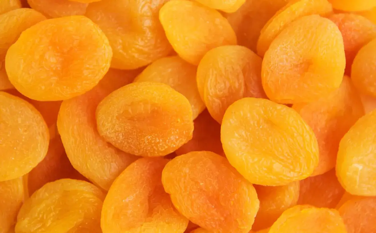 Gros plan sur des abricots secs, parfaits pour lutter contre la constipation.