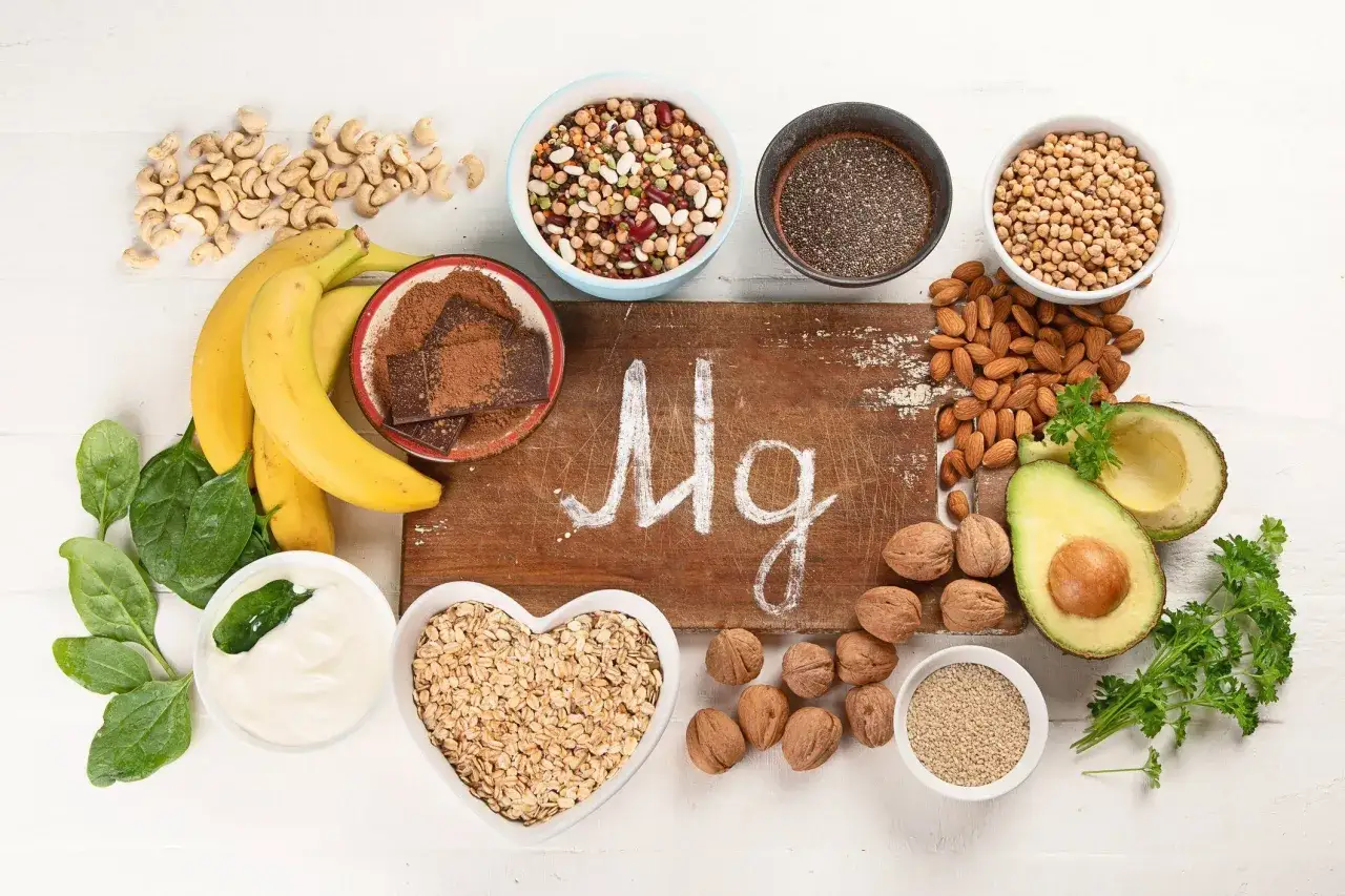 Aliments riches en magn&eacute;sium : bananes, &eacute;pinards, noix, amandes, chocolat noir, flocons d'avoine, graines de chia, avocats. Le magn&eacute;sium bienfait pour la sant&eacute;.