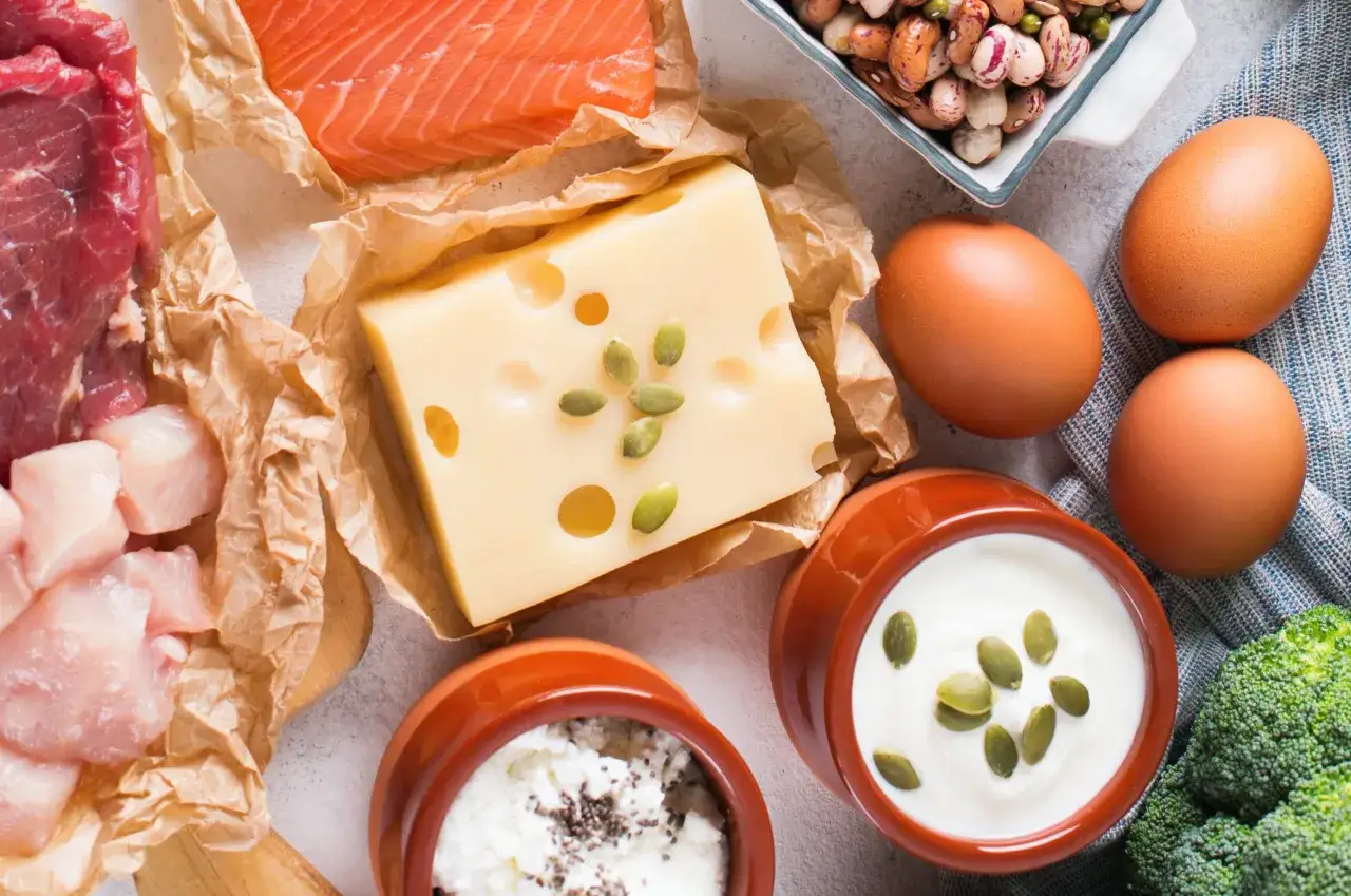 Viande rouge, saumon, poulet, fromage, œufs, yaourt, brocoli et haricots : un assortiment de choline aliment pour une alimentation équilibrée.