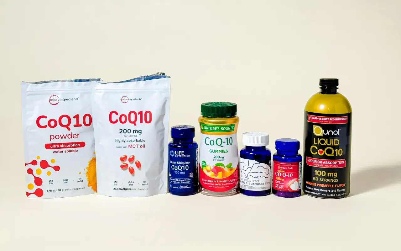 Divers produits de coenzyme Q10, dont des poudres, gélules et liquides, présentés ensemble. Le coenzyme Q10 est parfois étudié pour son rôle potentiel dans la gestion de l'arthrose.