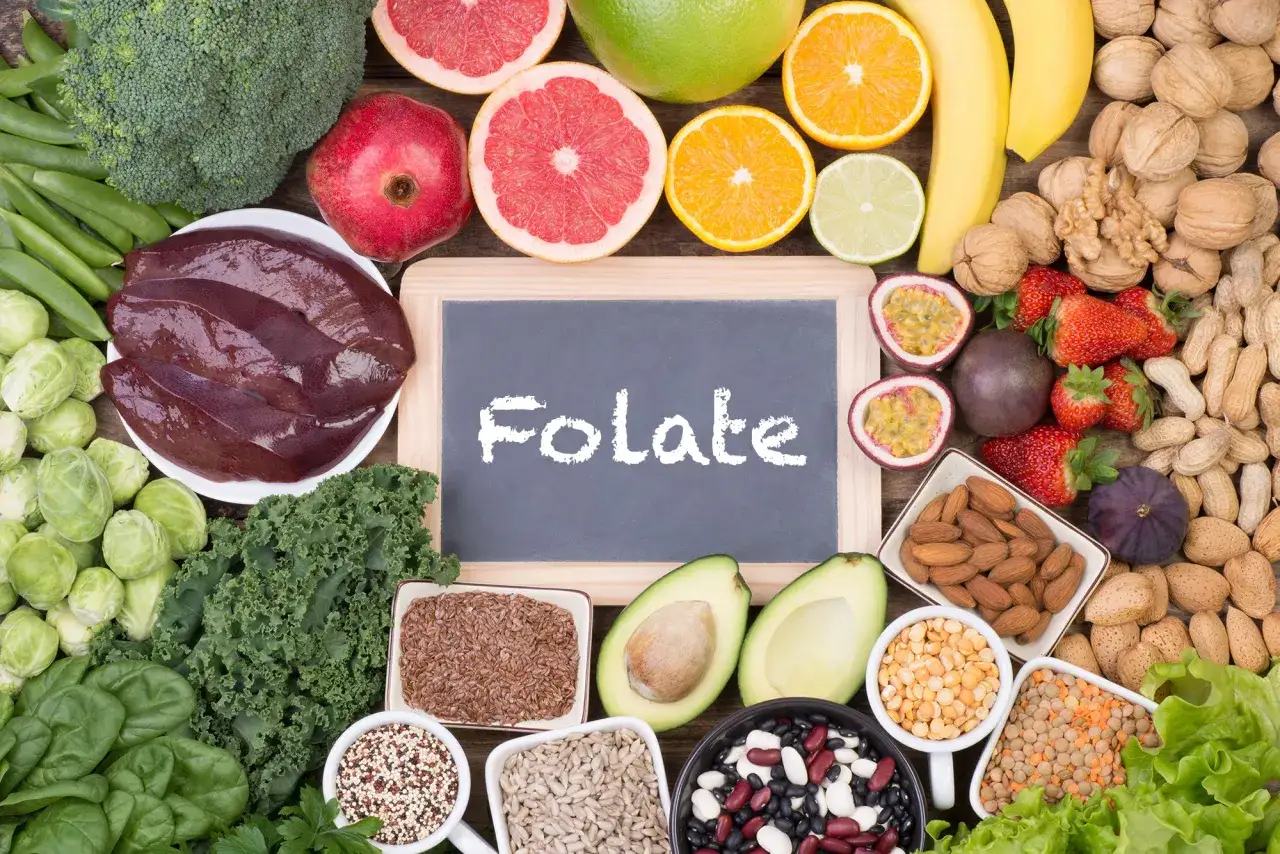 Assiette de foie, brocolis, épinards, fruits et noix. Le mot 