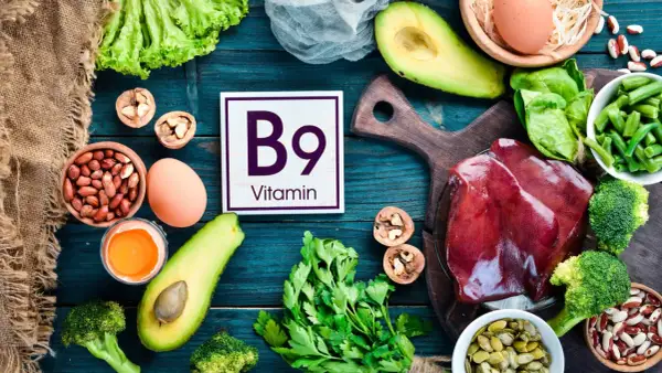 Vitamine B9 (acide folique) : bienfait pour la santé. Avocats, épinards, brocolis, foie, œufs, noix, haricots, persil, graines de citrouille.