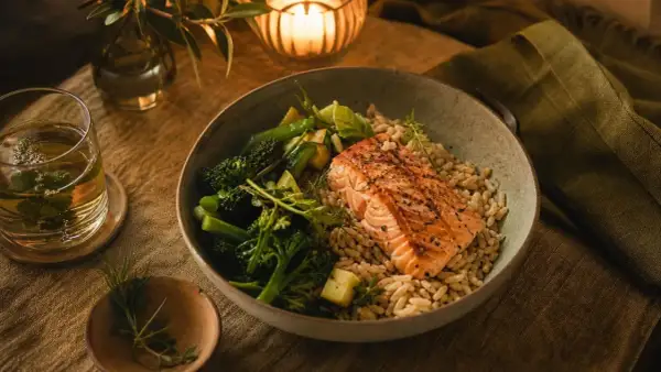 Un dîner léger pour une bonne digestion : saumon grillé, riz complet et légumes verts. Une tisane apaisante complète ce repas sain.