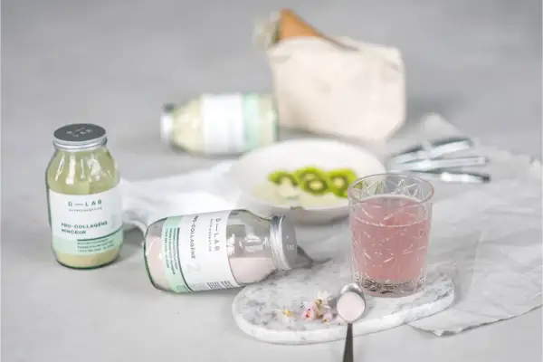 Verre de boisson rose et poudre de collagène pour une routine beauté. Le plaisir de boire du collagène.