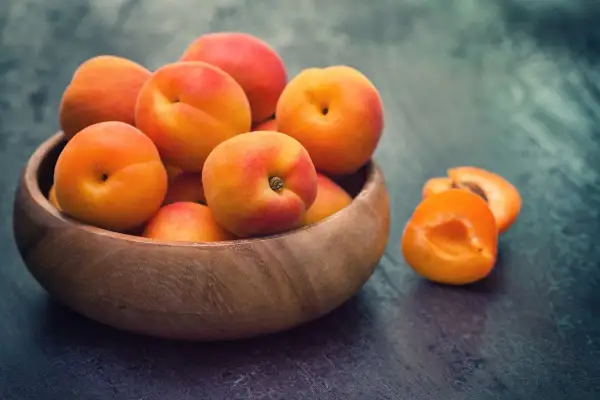 Un bol de fruits orangés, des abricots frais, parfaits pour lutter contre la constipation.